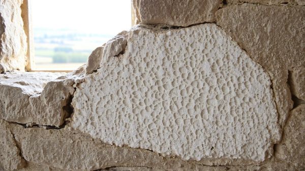 5 astuces efficaces pour prévenir le salpêtre sur vos murs
